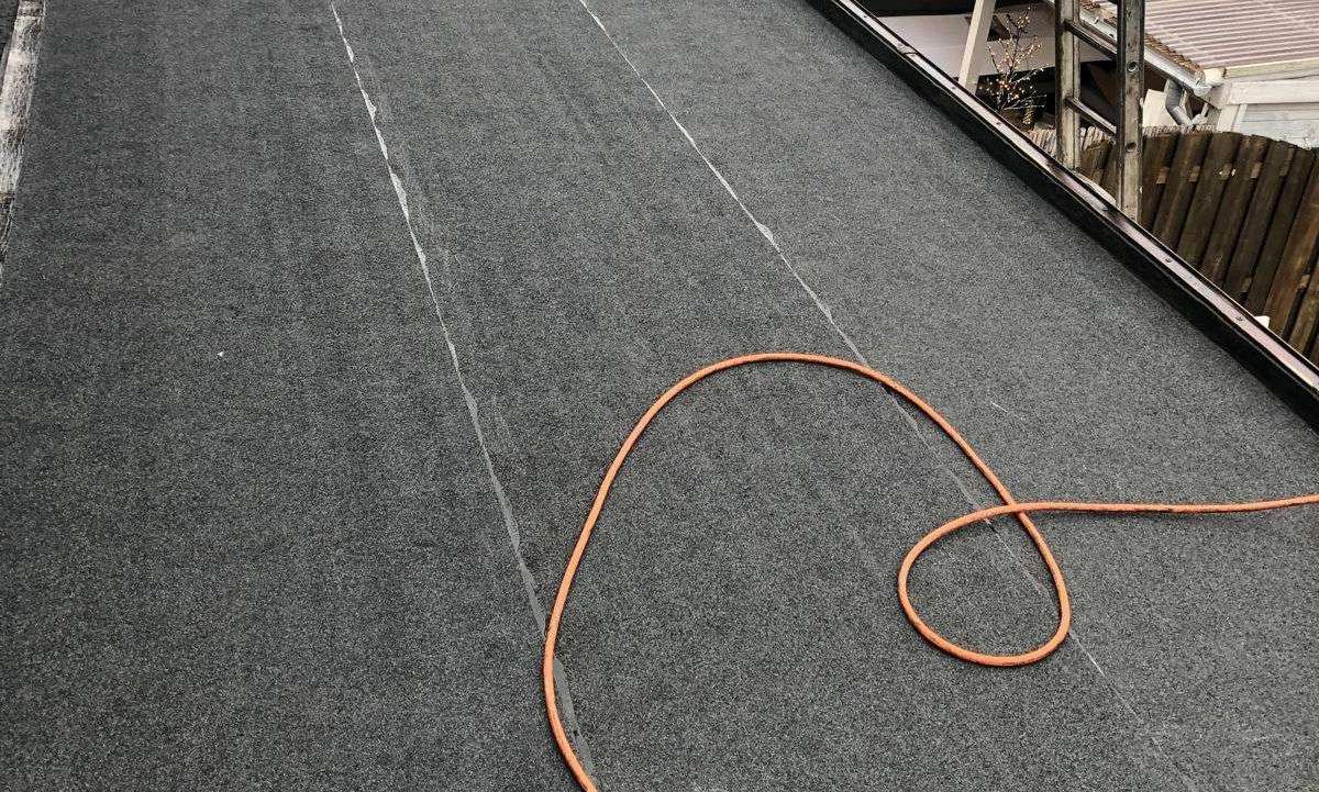 Nieuw bitumen dak aangelegd in Buren Nieuw bitumen dak aangelegd in Buren