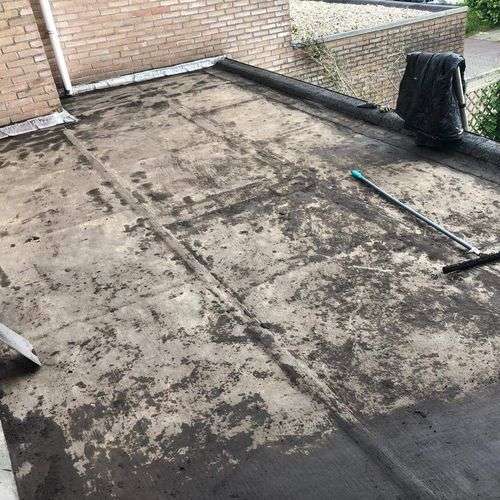 Schoonmaken van een plat dak in Buren Schoonmaken van een plat dak in Buren